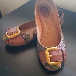 Fossil buckle flats